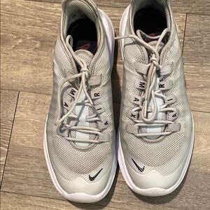 Nike Air Max Axis Womens Sz 7.5 Gray White Athletic Shoes AA2168-003